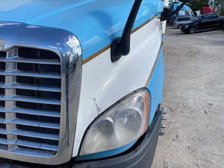 #404-•-2012-freightliner-semi-tractor-(has-wi-title)-(whitelaw,-wi)-image-10