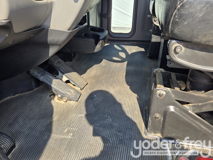 2018-peterbilt-348-image-107