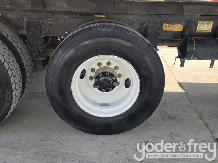 2018-peterbilt-348-image-28