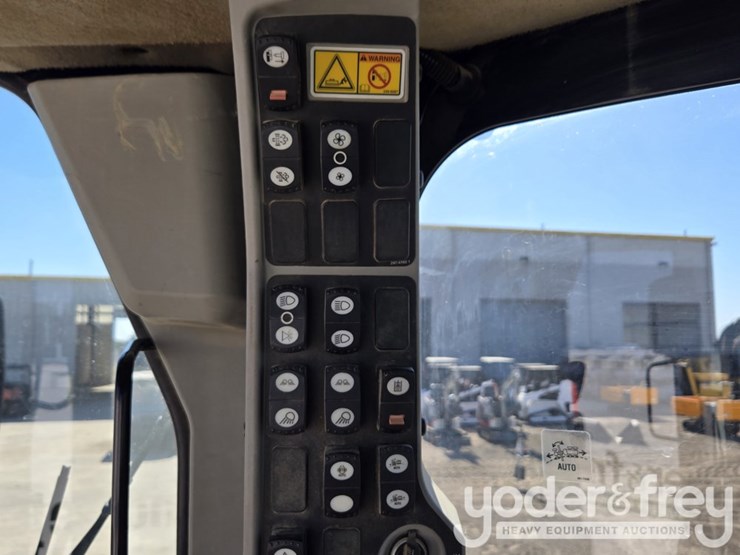 2016-caterpillar-12m3-image-78