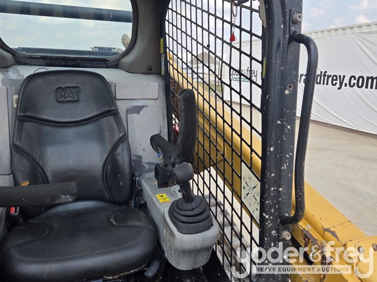 2016-caterpillar-259d-image-46