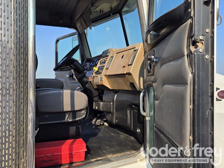 2008-peterbilt-335-image-152
