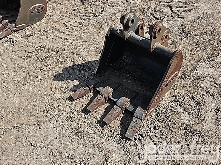 18"-hd-mini-excavator-bucket-image-1