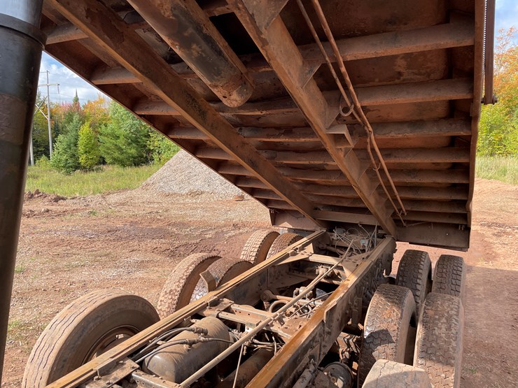 #412-•-1988-white-gmc/autocar-quad-axle-dump-truck-(title-in-delay)-(wakefield,-mi)-image-72