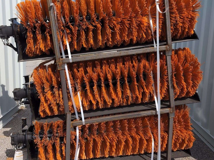 (1)-giyi-skid-steer-sweeper---gy-qsj-image-1