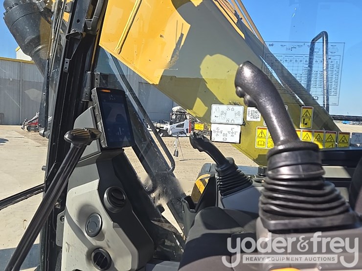 2018-caterpillar-320-image-58