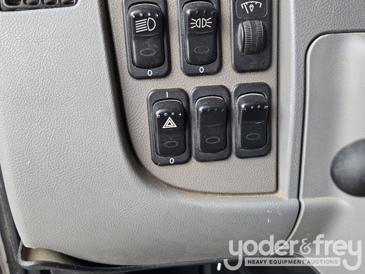 2018-peterbilt-348-image-89