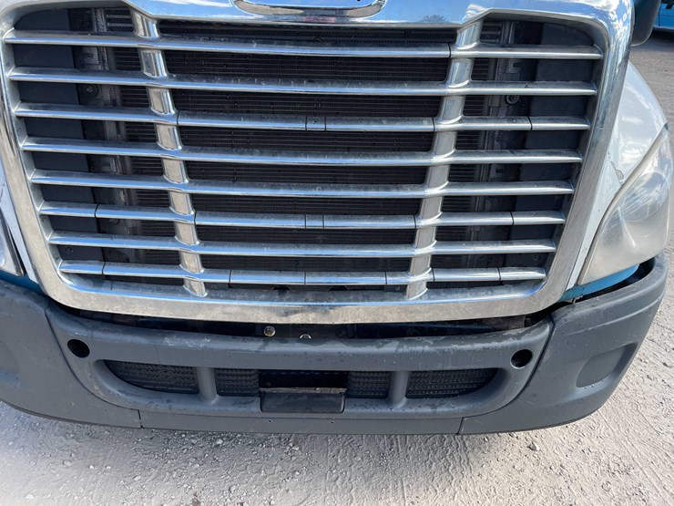 #404-•-2012-freightliner-semi-tractor-(has-wi-title)-(whitelaw,-wi)-image-13