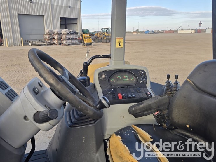 2018-caterpillar-420f2-image-64