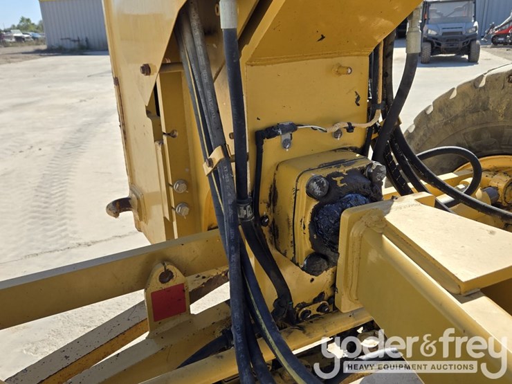 2016-caterpillar-12m3-image-10