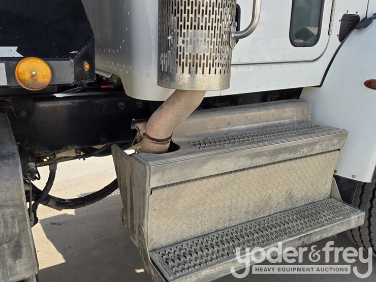 2018-peterbilt-348-image-77