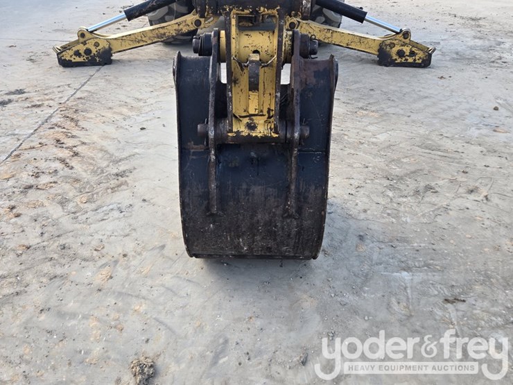 2018-caterpillar-420f2-image-21
