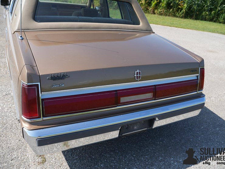 run-#141---1985-lincoln-town-car-signature-series-image-18
