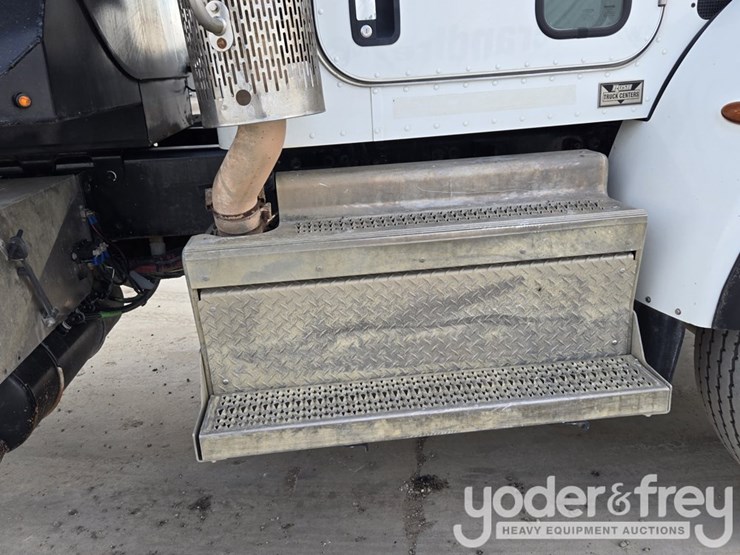 2018-peterbilt-348-image-54