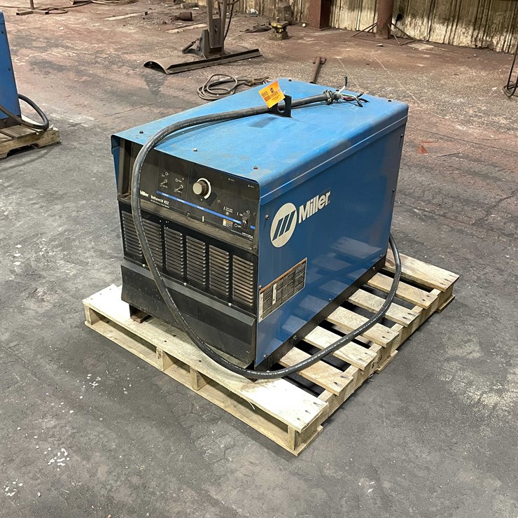 #6880 • Miller Delta-Weld Welding Power Source (Kaukauna, WI)