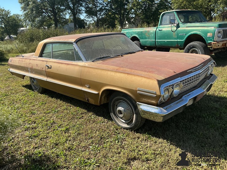 1963-chevrolet-impala-collector-car-image-3