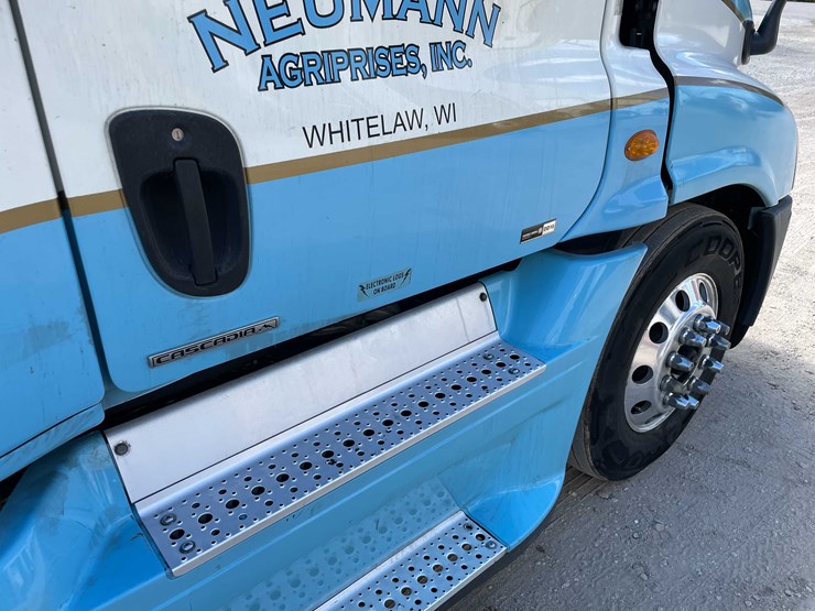 #404-•-2012-freightliner-semi-tractor-(has-wi-title)-(whitelaw,-wi)-image-21