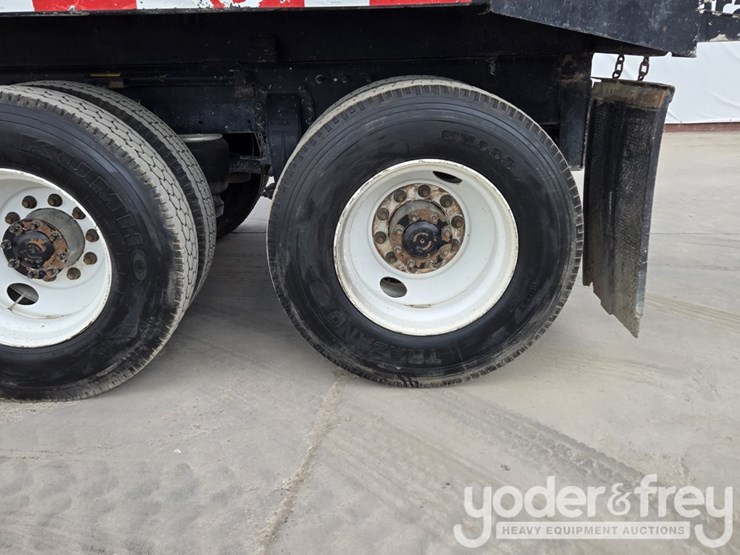2018-peterbilt-348-image-21