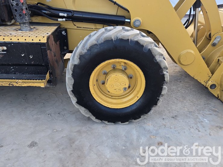 2018-caterpillar-420f2-image-25