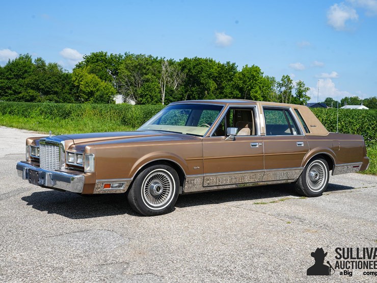 run-#141---1985-lincoln-town-car-signature-series-image-1