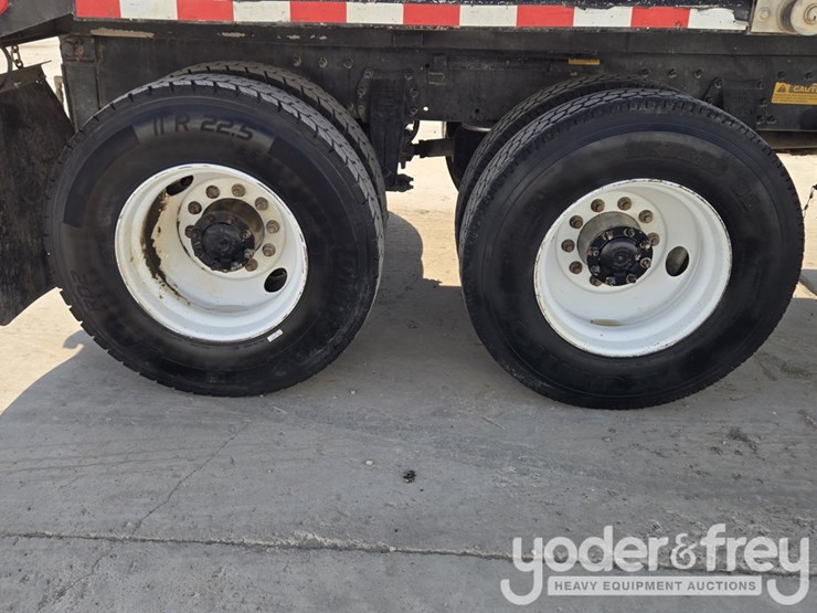 2018-peterbilt-348-image-31