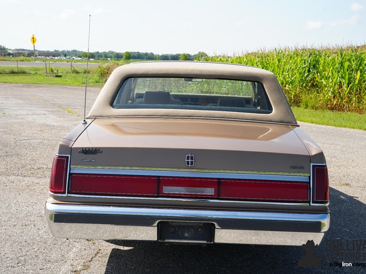 run-#141---1985-lincoln-town-car-signature-series-image-6