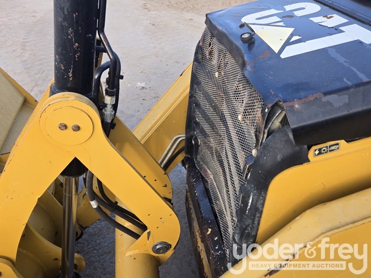2018-caterpillar-420f2-image-62