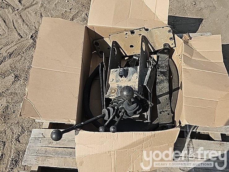 dual-lever-controls-image-4