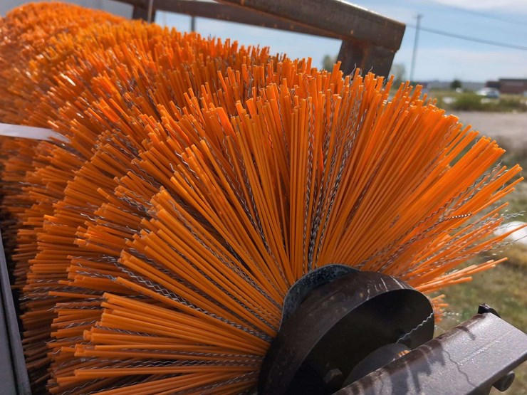 (1)-giyi-skid-steer-sweeper---gy-qsj-image-4