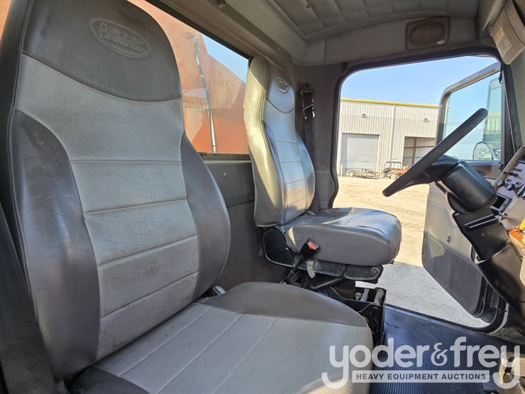2008-peterbilt-335-image-156