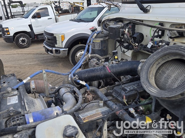 2018-peterbilt-348-image-111