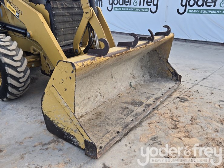 2018-caterpillar-420f2-image-10