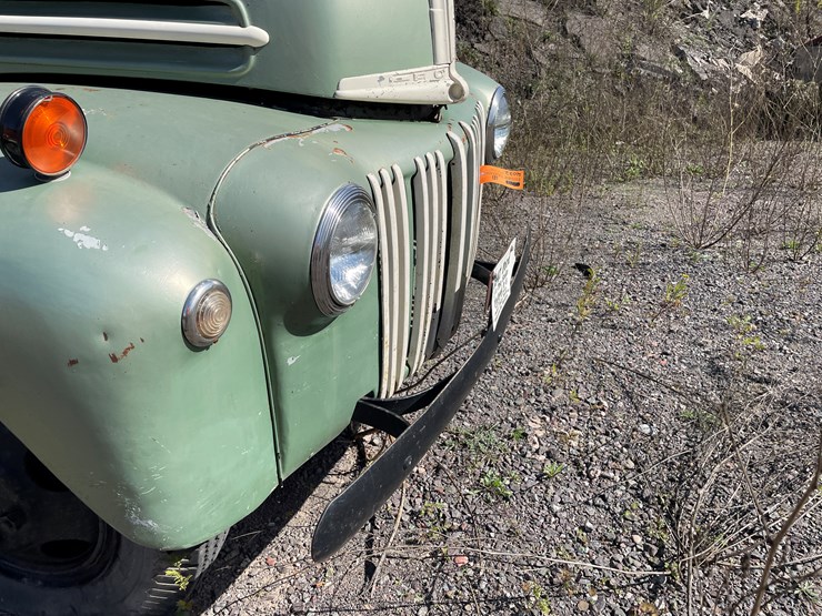 #422-•-1947-ford-1-1/2-ton-stake/flatbed-truck-(has-mi-title)-(houghton,-mi)-image-31