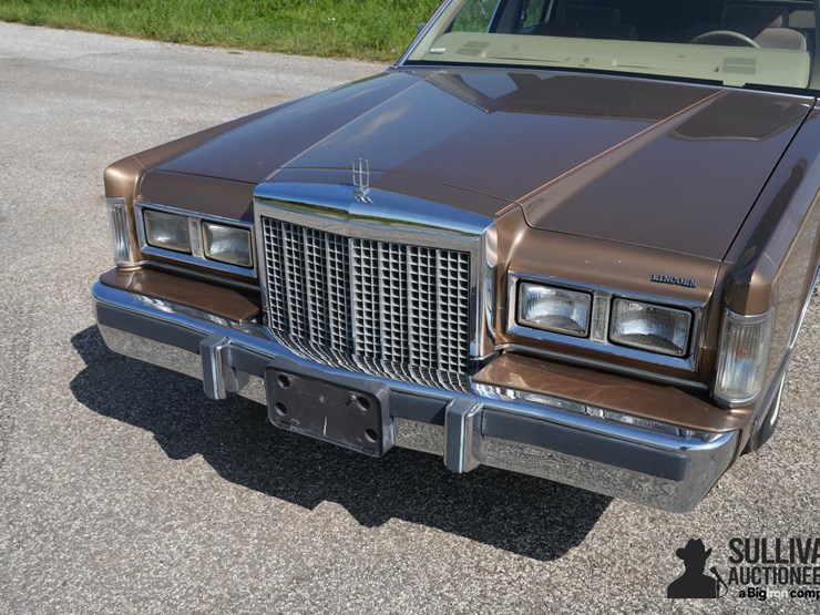 run-#141---1985-lincoln-town-car-signature-series-image-9