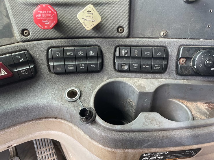 #404-•-2012-freightliner-semi-tractor-(has-wi-title)-(whitelaw,-wi)-image-65