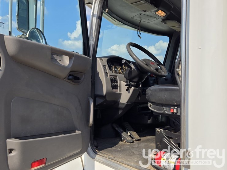 2018-peterbilt-348-image-101