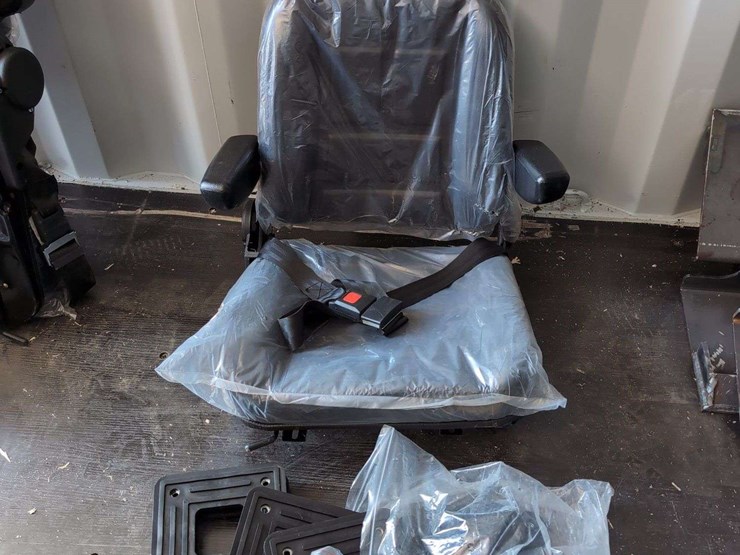 (1)-universal-mower/tractor-seat---with-mounting-brackets-image-1