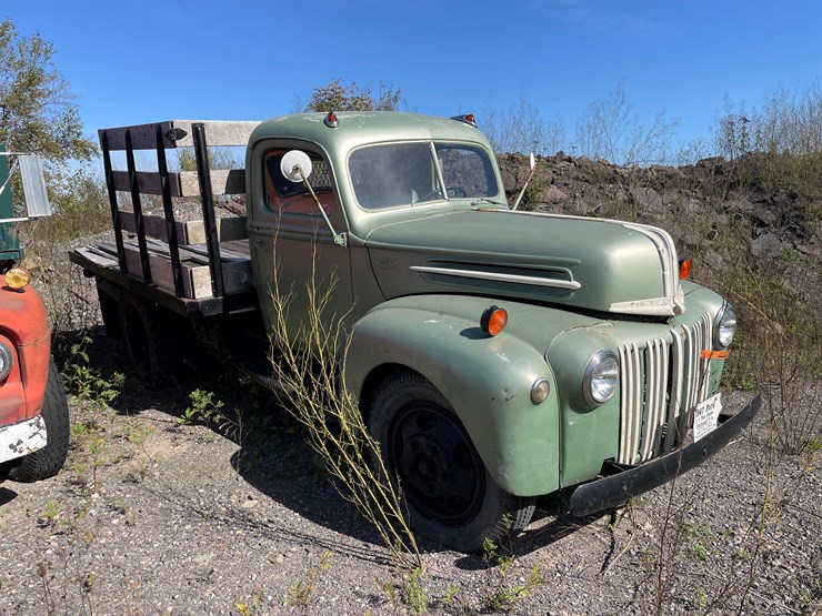 #422-•-1947-ford-1-1/2-ton-stake/flatbed-truck-(has-mi-title)-(houghton,-mi)-image-3