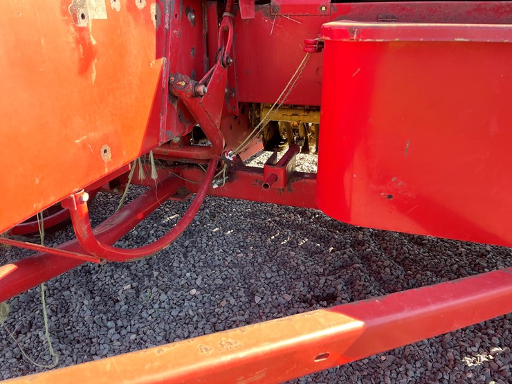1990-new-holland-570-image-13