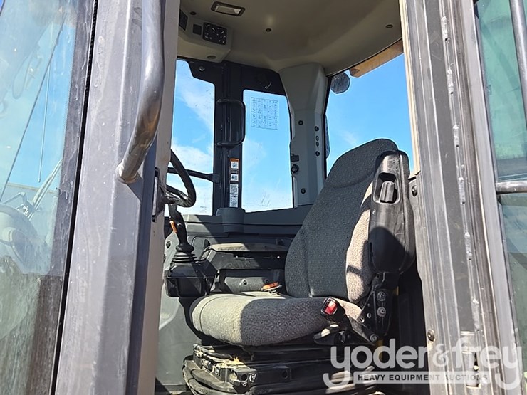2019-deere-524l-image-51