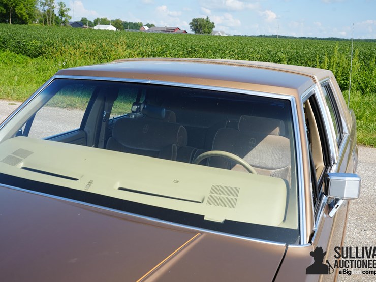 run-#141---1985-lincoln-town-car-signature-series-image-11