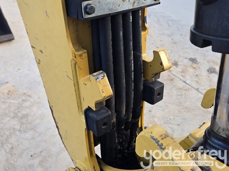 2018-caterpillar-420f2-image-50