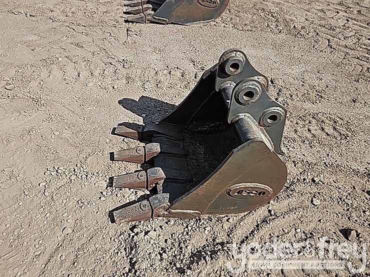 18"-hd-mini-excavator-bucket-image-2