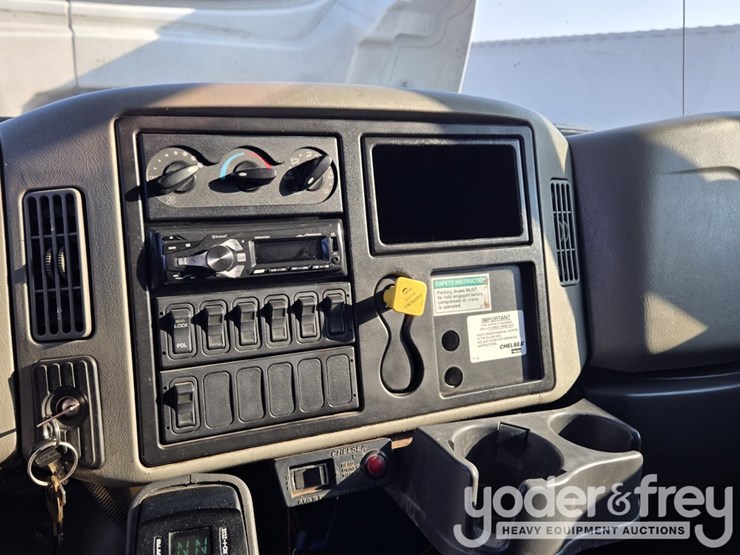 2008-peterbilt-335-image-84