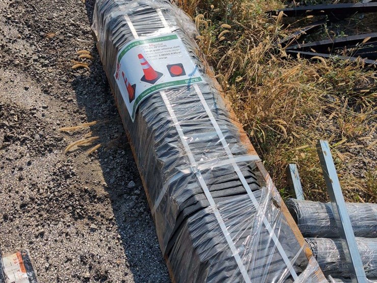 (60)-kj-hi-highway-traffic-cones---28"-x-14"-image-1