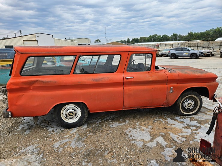 1963-chevrolet-suburban-image-4