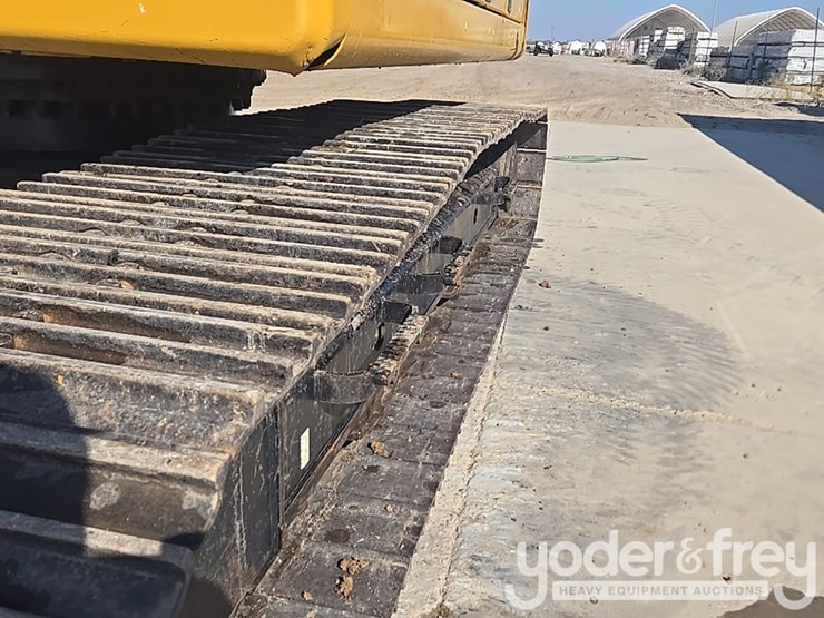 2018-caterpillar-320-image-22