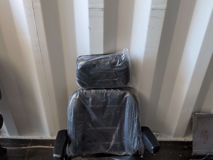 (1)-universal-mower/tractor-seat---with-mounting-brackets-image-1