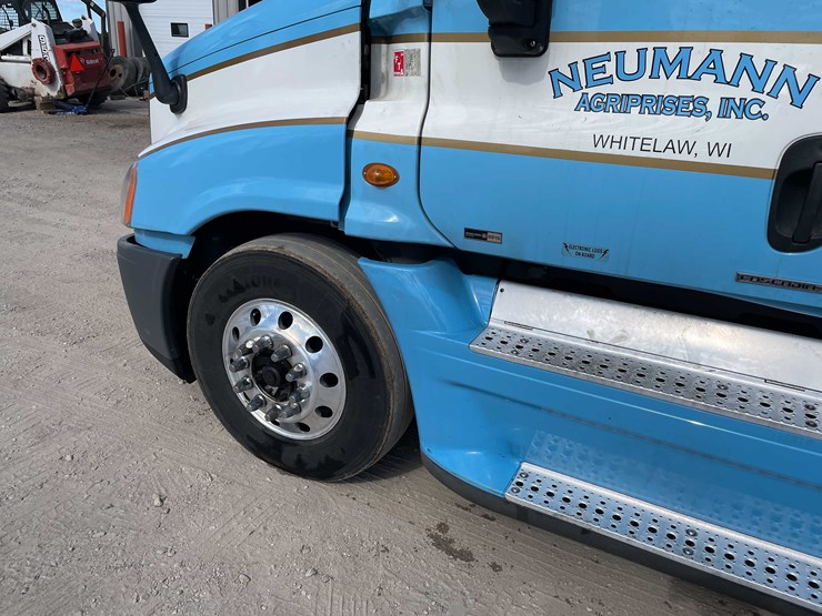 #404-•-2012-freightliner-semi-tractor-(has-wi-title)-(whitelaw,-wi)-image-52