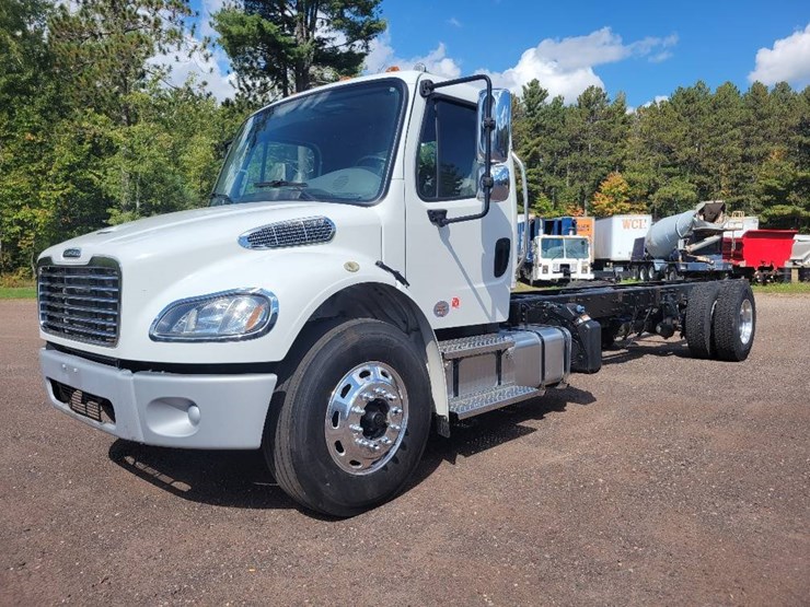 2020-freightliner-business-class-m2-106-image-1